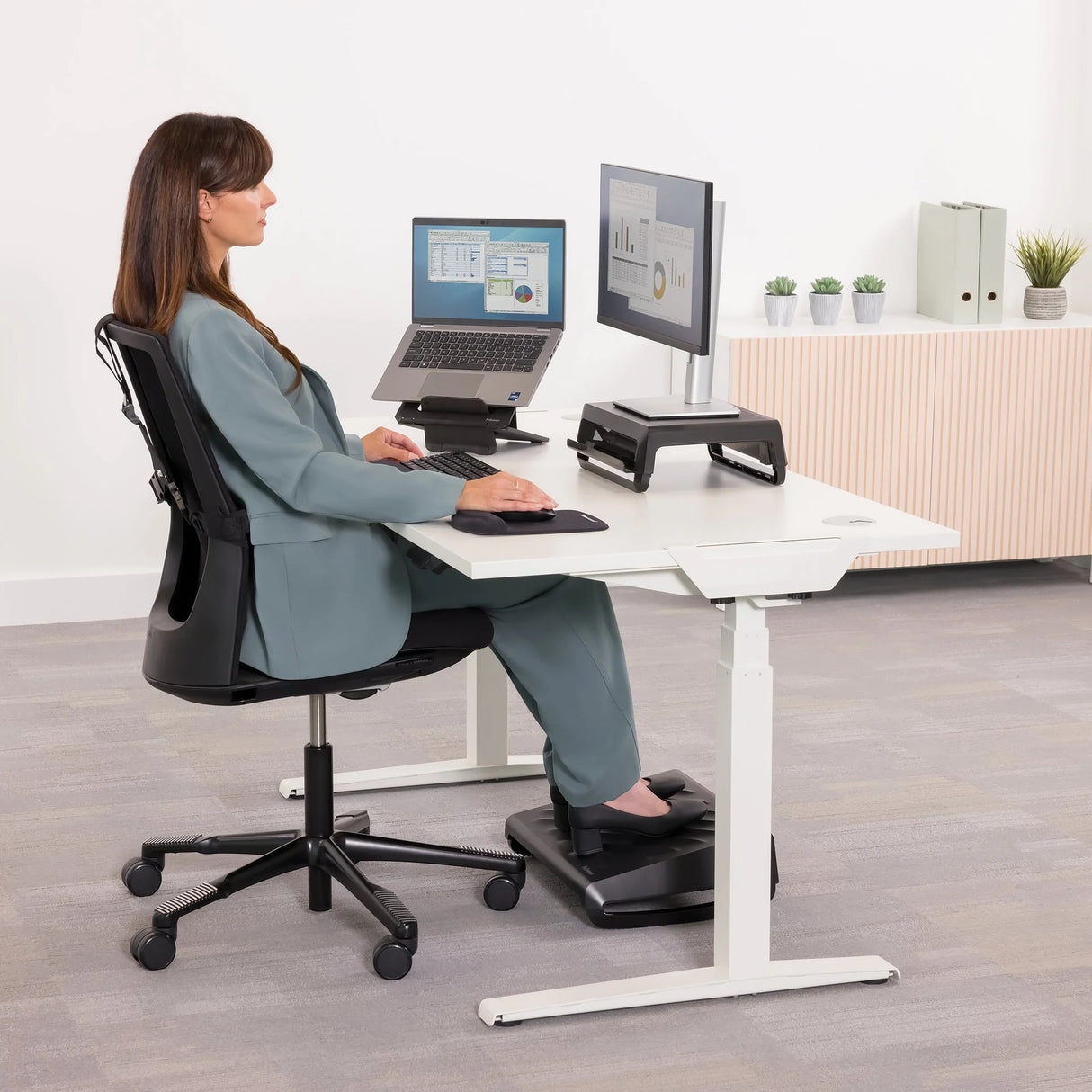 Fellowes Breyta Foot Rest - Black - 100098566