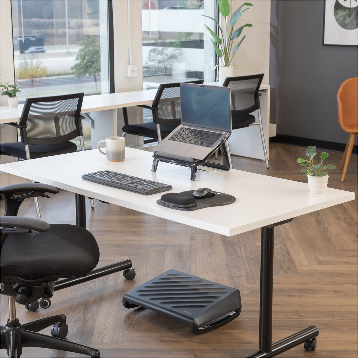 Fellowes Breyta Foot Rest - Black - 100098566