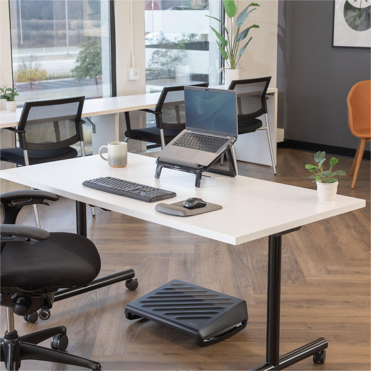 Fellowes Breyta Foot Rest - Black - 100098566